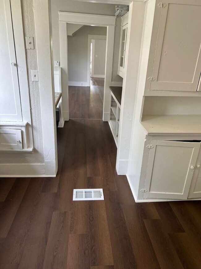 Foto del edificio - Newly Redone 2 Bedroom Upstairs Apartment ...
