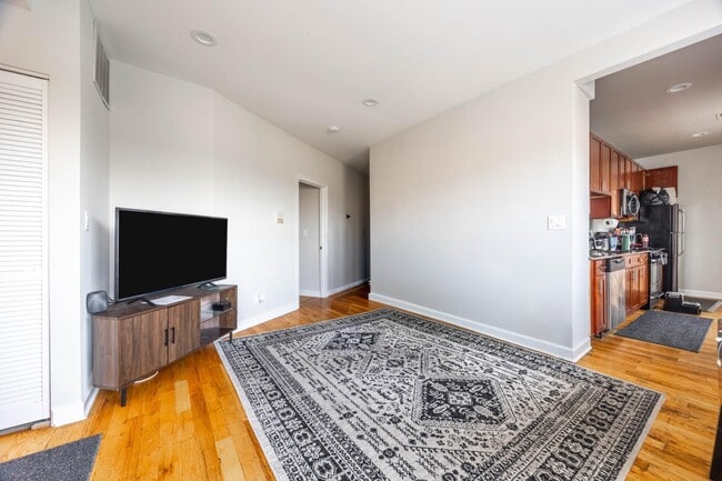 Building Photo - 2040 W Touhy Ave