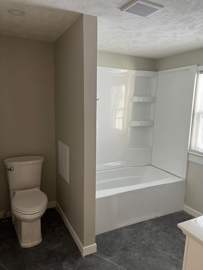 Building Photo - Three Bedroom One Bath Home