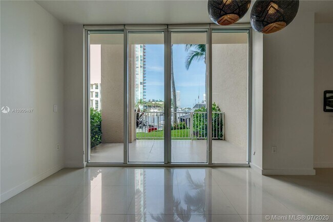Foto del edificio - 3330 NE 190th St