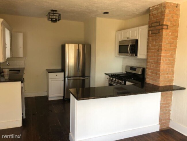 Foto del edificio - 2 br, 1 bath Townhome - 1800 Summitt Avenue