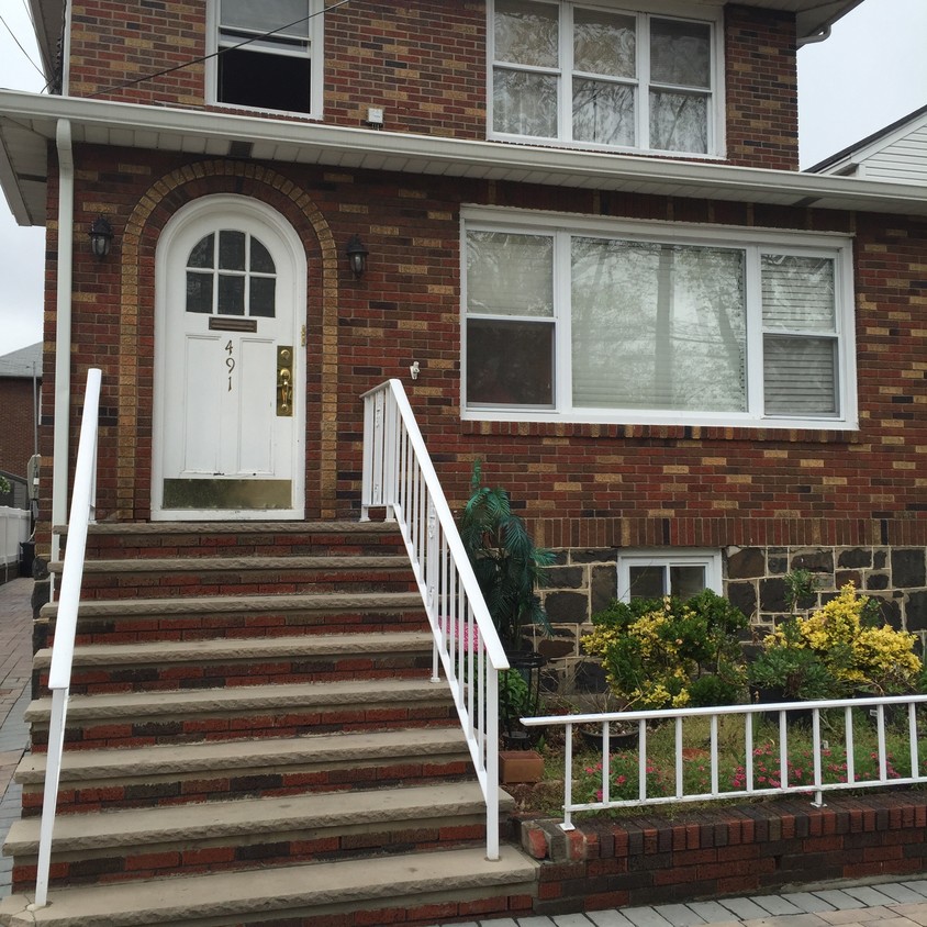 Main entrance - 491 Oakdene Ave