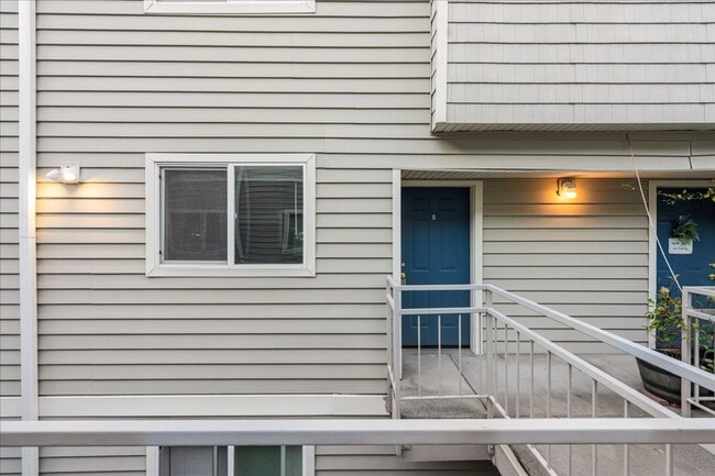 Building Photo - Modern 2-Bed / 2.5-Bath Condo Near OHSU — ...