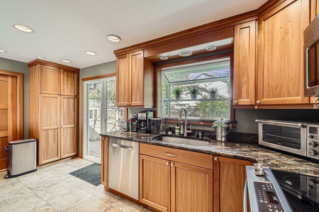 Building Photo - Charming Seattle Home in Seattle's Wedgwood Neighborhood - Furnished