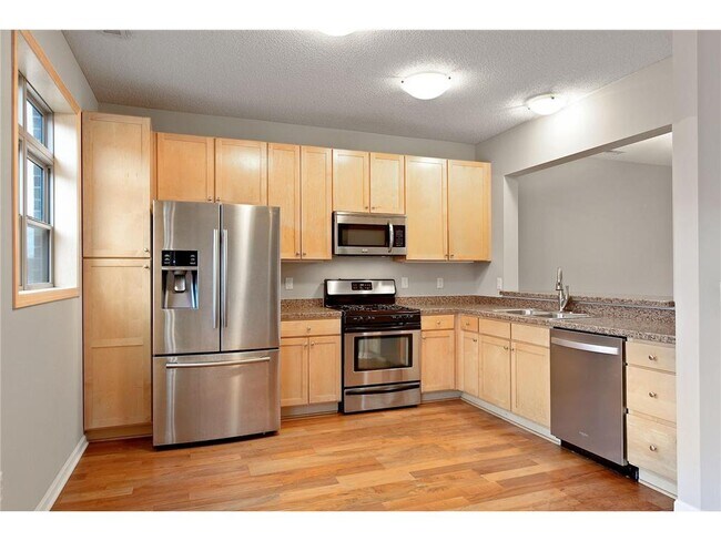 Foto del edificio - 737 Victoria Street S