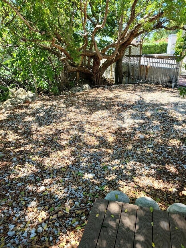 Foto del edificio - 7707 Hawthorne Ave