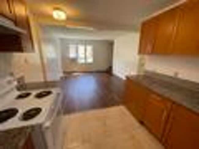 Building Photo - Townhouse Rental - 2 Bedroom, 1.5 Bathroom...