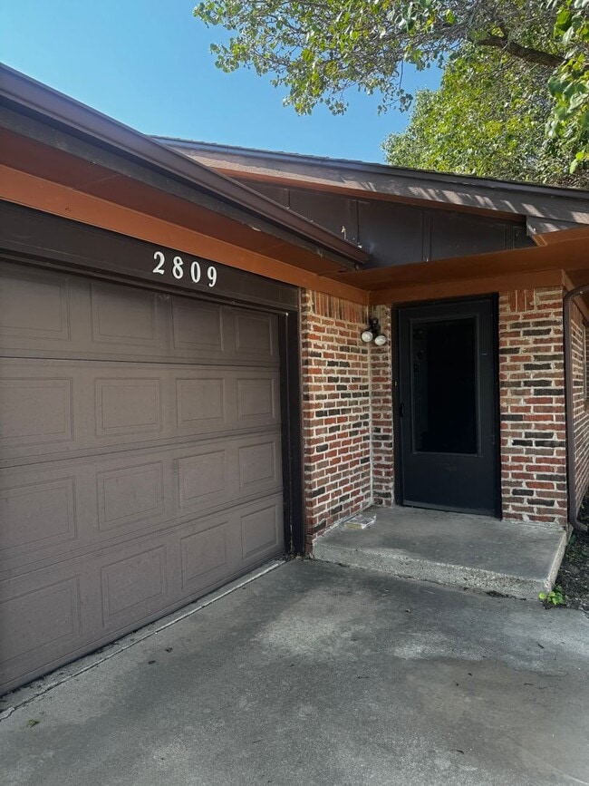Building Photo - Adorable front  duplex 2bedroom 2bathroom CH/A