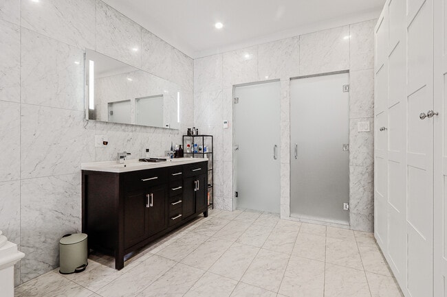 bathroom in bedroom 1 - 4456 St Garnier