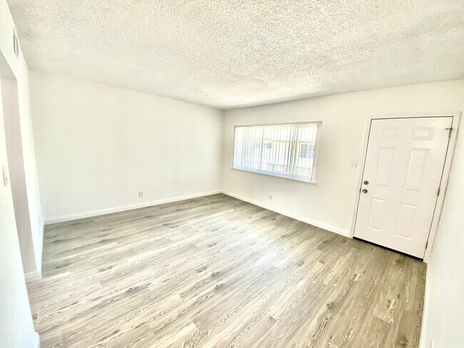 Foto del edificio - 4363 W 136th St