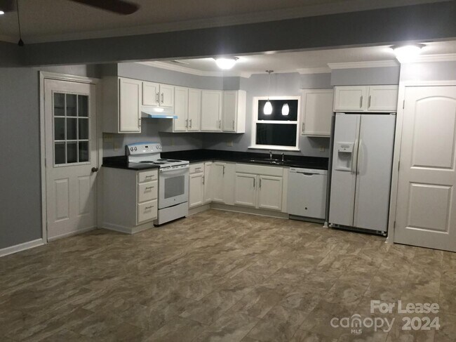 Foto del edificio - 2117 Charlotte Hwy