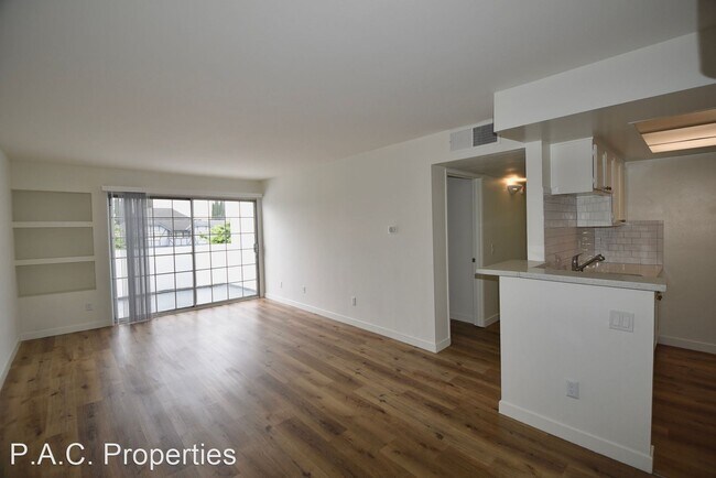 Building Photo - 1 br, 1 bath Apartment - 15007 Burbank Blv...