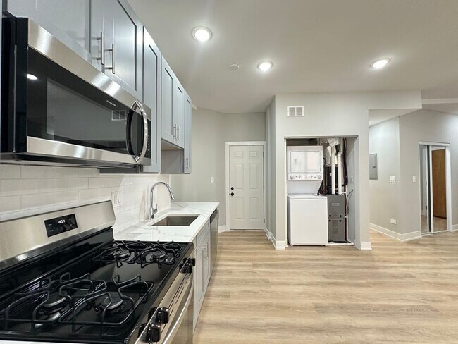 Building Photo - 419 W Belden Ave