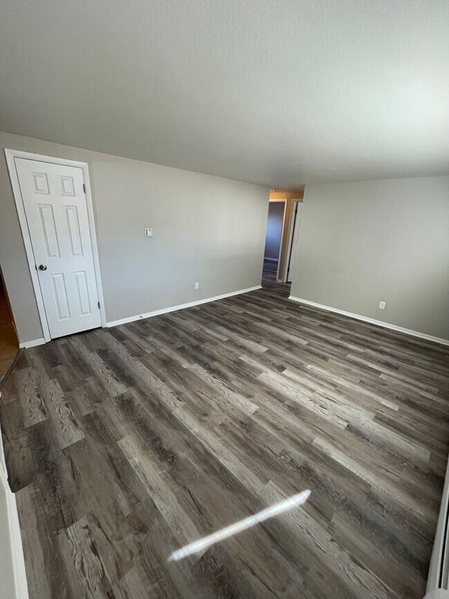 Foto del edificio - 1st Floor 3 Bedroom Apartment Available June!