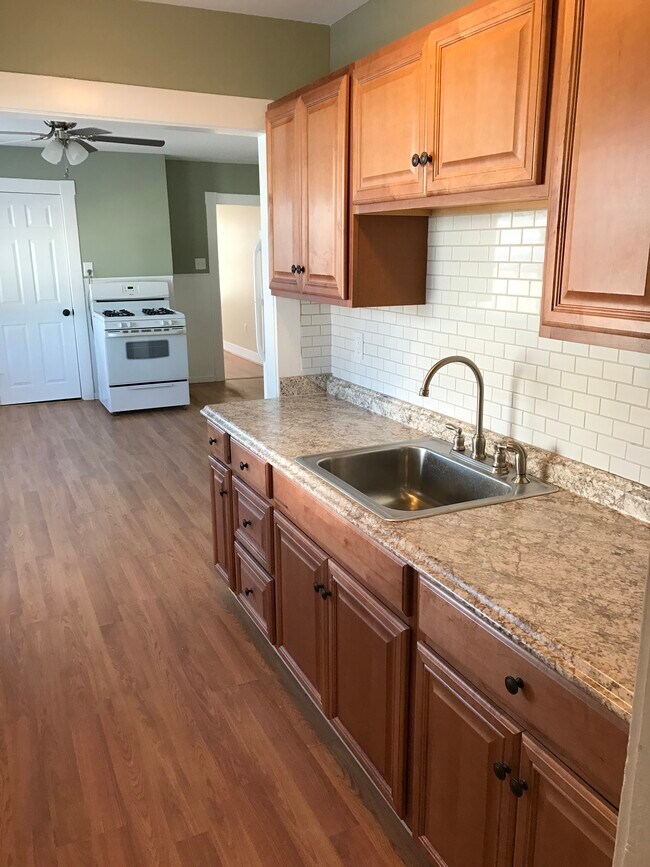 Eat In Kitchen - 1224 Lawrence St Apartments