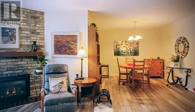 Photo du bâtiment - 216 Equestrian Dr