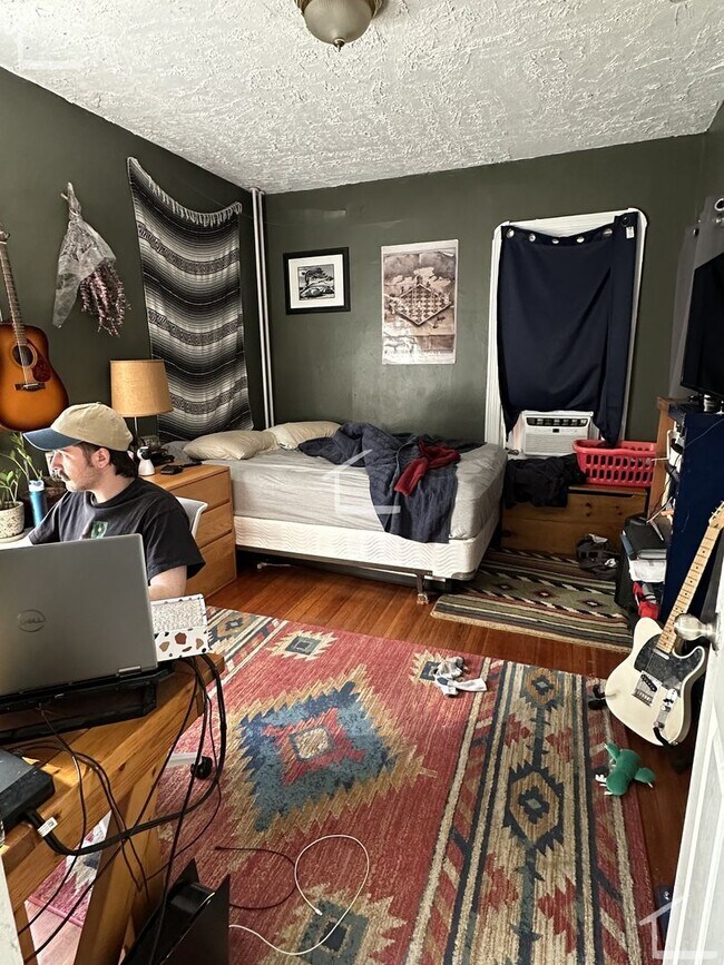 Building Photo - Huge 4 bed in Allston....