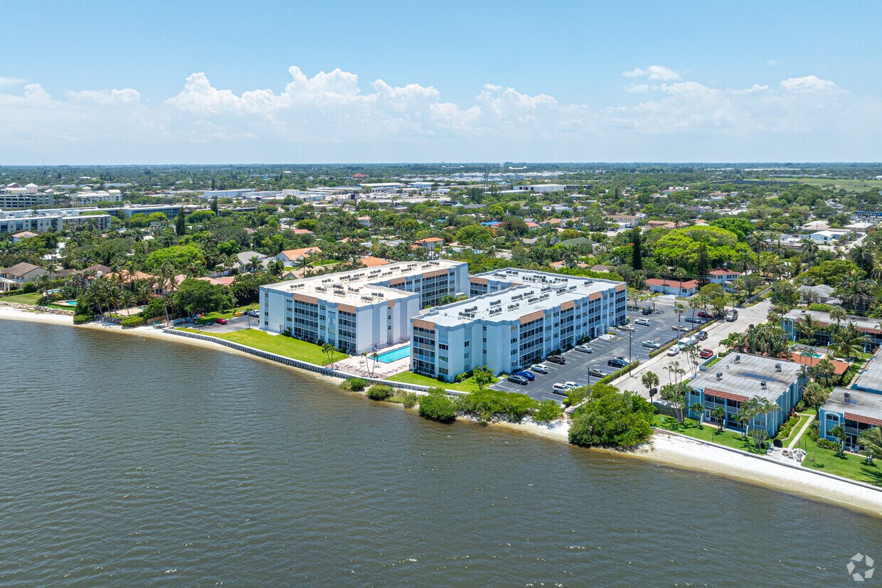 Foto aérea - Palm Lake Condo