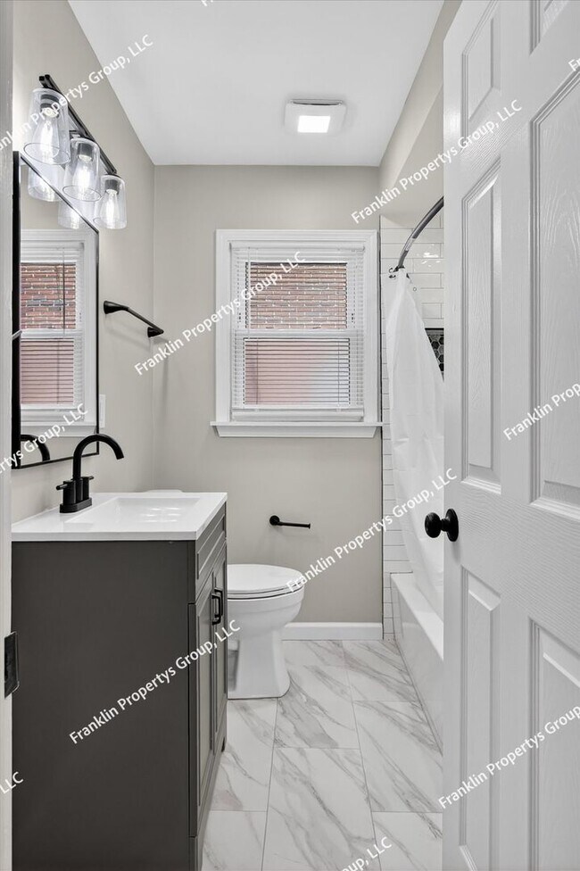 Foto del edificio - Fully Renovated 3-Bedroom Brick Bungalow in Detroit, 48235