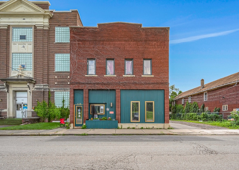 Primary Photo - 129 N River St