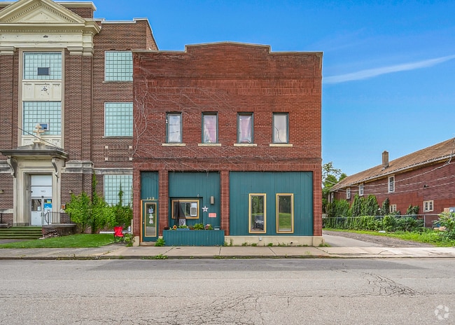 Building Photo - 129 N River St