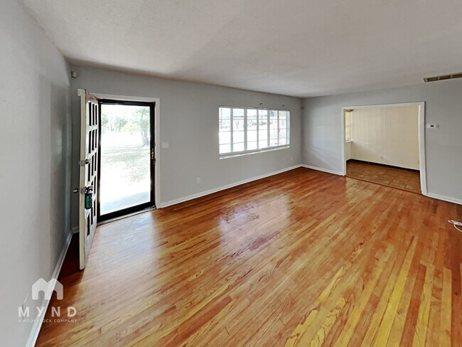 Foto del edificio - 809 Woodside Ave