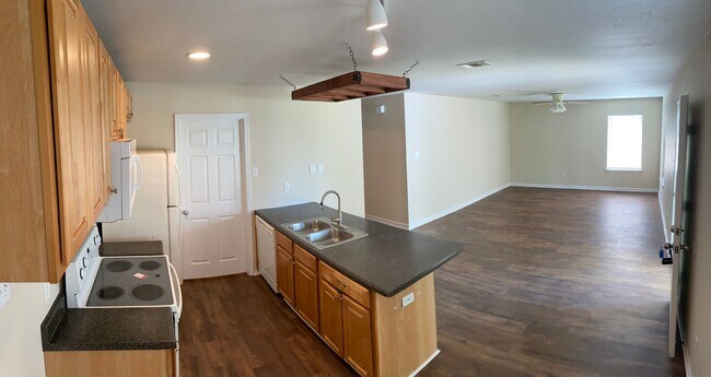 Building Photo - 4 Bedroom home located in the St. Martin S...