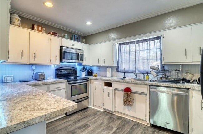Building Photo - 5 bed 2 bath house close to Concordia and MSUM