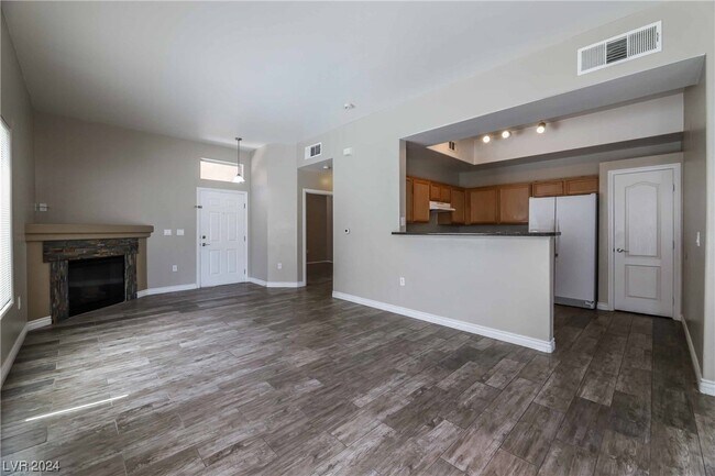 Building Photo - 2305 W Horizon Ridge Pkwy