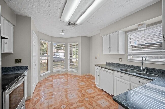 Foto del edificio - 4711 Newpark Dr