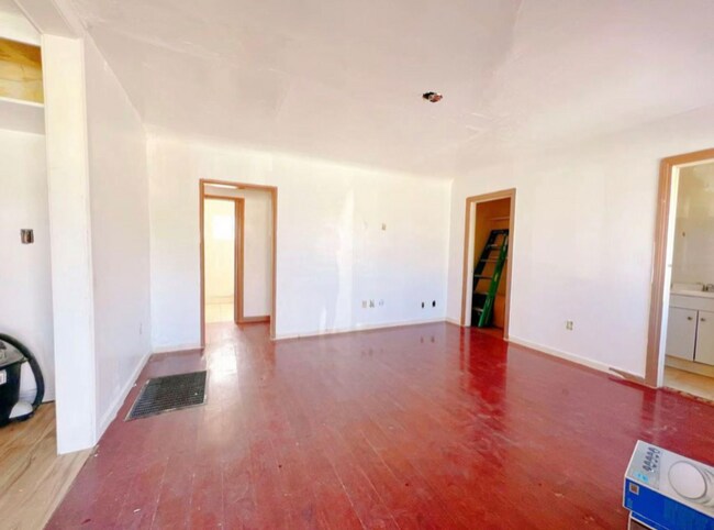 Building Photo - 301 S Pomelo Ave