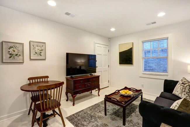 Building Photo - 306 E Victory Dr