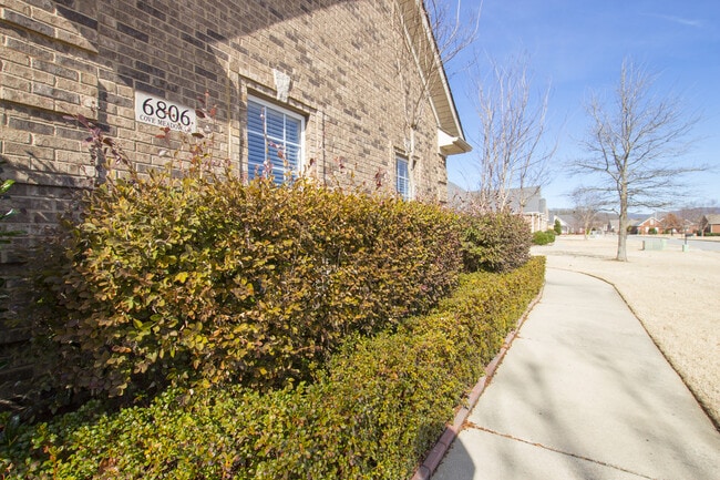 Foto del edificio - Exquisitely Maintained Home in the Coveted Goldsmith - Schiffman/ Hsv High school