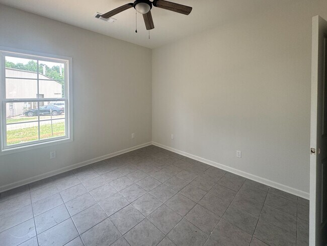 Foto del edificio - Recently Renovated 2 Bedroom 1 Bath Apartm...