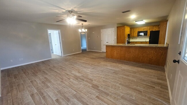 Building Photo - 203 Bluebonnet St