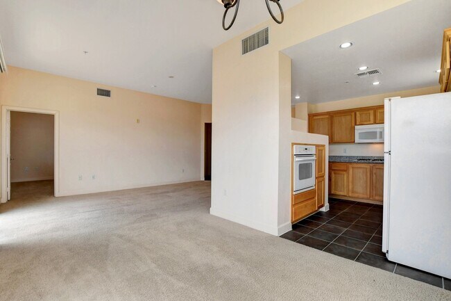 Foto del edificio - Beautiful top floor condo!