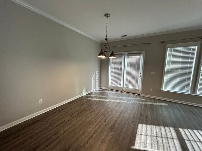 Building Photo - Spacious End Unit in Prime Location!