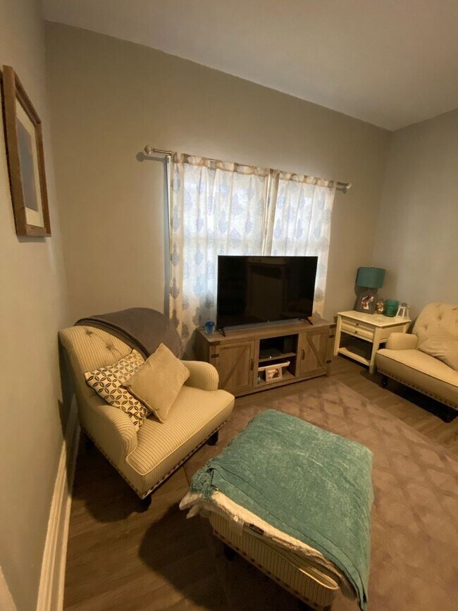 Building Photo - Available July 2024- Beautiful Remodeled H...