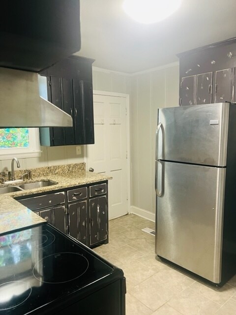 Building Photo - 2BR/1BA with washer and dryer included!
