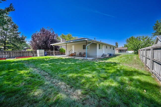 Building Photo - Duplex in Sandy - Available NOW!