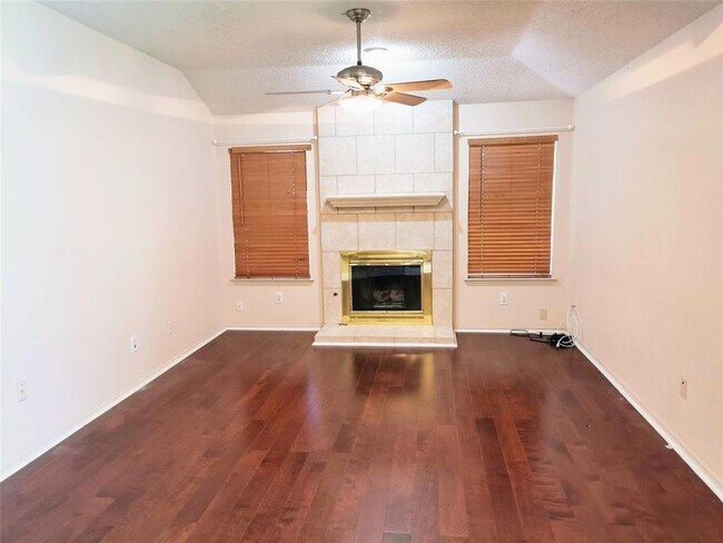 Foto del edificio - 17820 Park Valley Dr