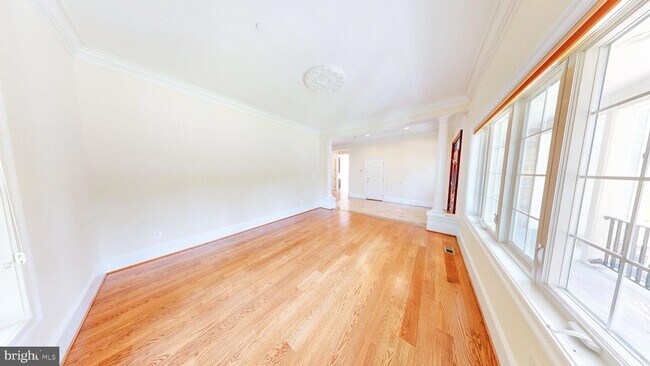 Building Photo - 6403 Earlham Dr