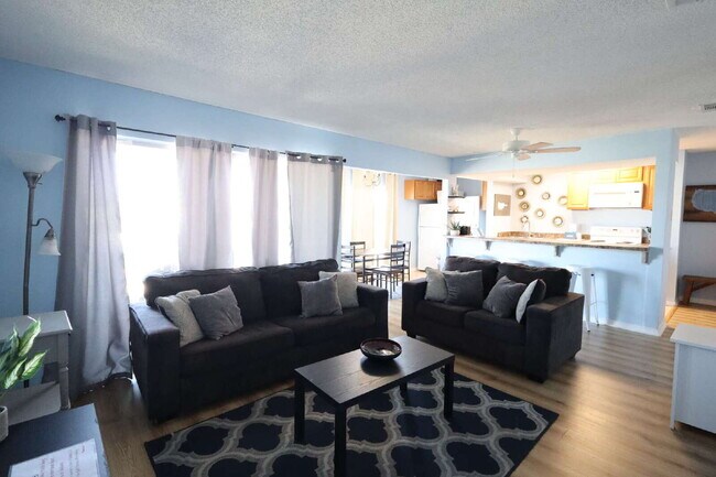 Building Photo - "Coastal Comfort Awaits: Furnished 2-Bed Condo with Pool in Destin!"