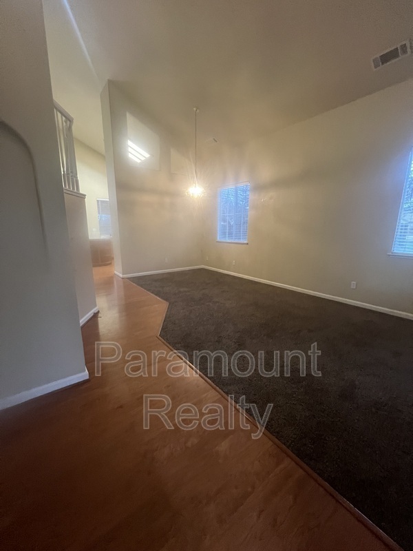 Foto del edificio - 739 Woodside Way