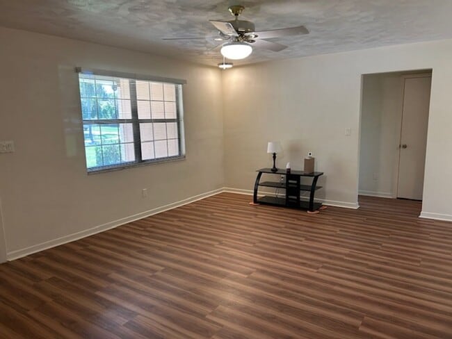 Building Photo - Spacious 3/2/2 in a quiet neighborhood ava...