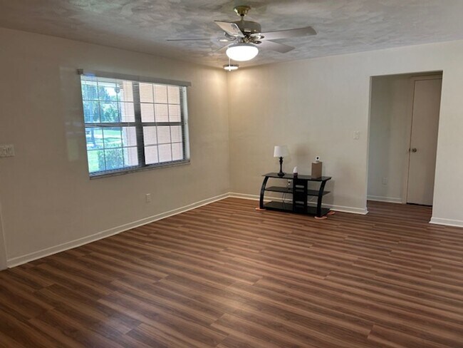 Foto del edificio - Spacious 3/2/2 in a quiet neighborhood available 9-1-25!
