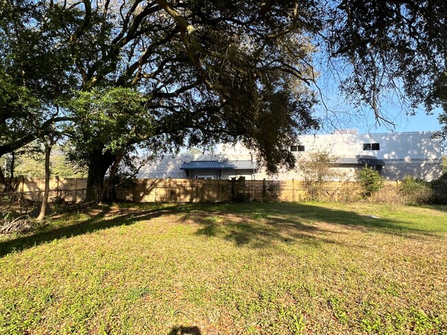 Building Photo - Three bedroom one bathroom home