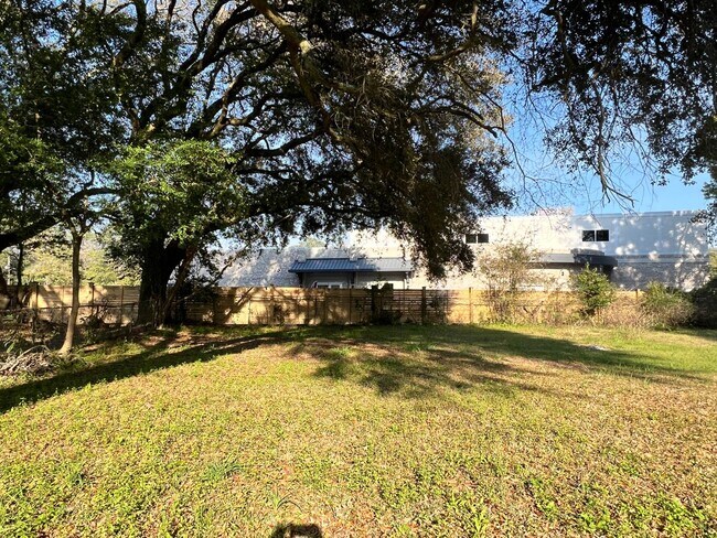 Foto del edificio - Three bedroom one bathroom home
