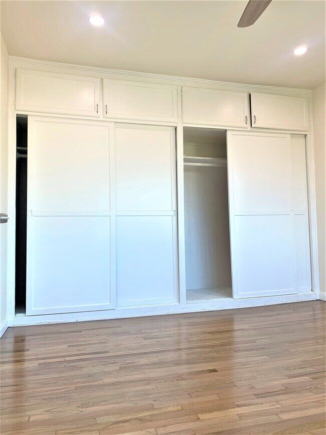 Bedroom - 5000 San Vicente Blvd