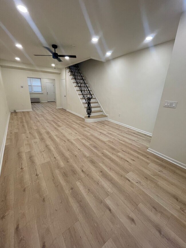 Foto del edificio - NEWLY UPDATED SPACIOUS 3-BEDROOM HOUSE IN ...